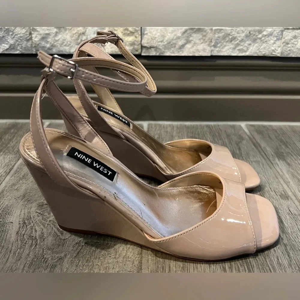 Nine West size 6 Patent Beige wedge heels